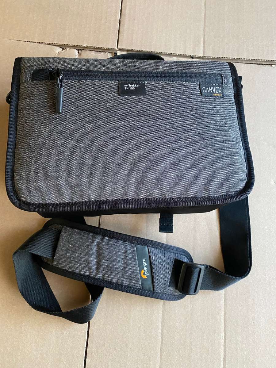 LOWEPRO  CAMERA BAG IN GOOD  CONDITION
